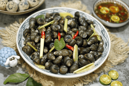 Một đĩa ốc ngon sẽ chưa trọn vị nếu thiếu bí quyết cách làm nước chấm ốc ngon, cay nồng và đậm đà