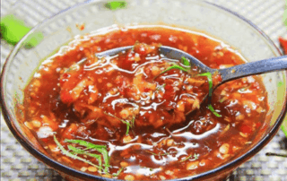 Vị chua thanh của me quyện cùng nước mắm, gừng, lá chanh cho ra chén nước chấm khó cưỡng