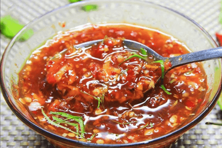 Vị chua thanh của me quyện cùng nước mắm, gừng, lá chanh cho ra chén nước chấm khó cưỡng