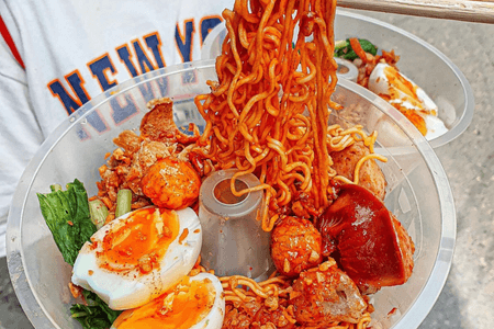 Vậy là bạn đã có 1 tô mì trộn siêu thơm ngon, cả nhà đều mê rồi!