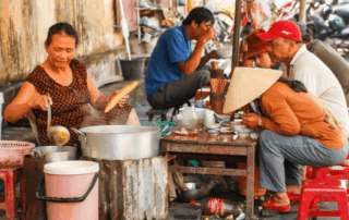 Mỗi góc phố, mỗi gánh hàng rong là một câu chuyện – góp phần đưa Việt Nam vào top 4 ẩm thực hàng đầu thế giới