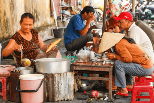 Mỗi góc phố, mỗi gánh hàng rong là một câu chuyện – góp phần đưa Việt Nam vào top 4 ẩm thực hàng đầu thế giới