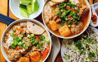 Hương cua đồng thơm béo, nước riêu ngọt thanh hòa cùng vị chua nhẹ của cà chua tạo nên món ngon đậm đà, khó quên
