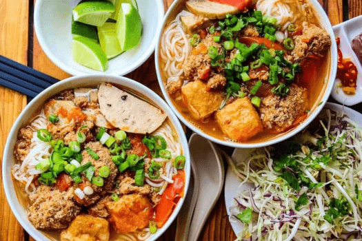 Hương cua đồng thơm béo, nước riêu ngọt thanh hòa cùng vị chua nhẹ của cà chua tạo nên món ngon đậm đà, khó quên