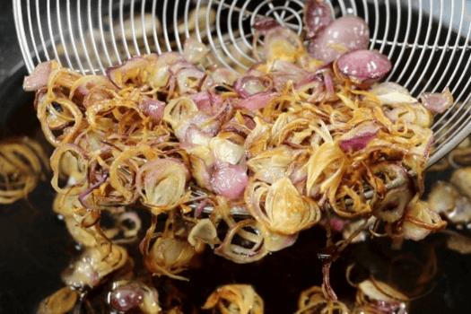 Hành phi vàng giòn, dậy hương thơm béo – tạo điểm nhấn cho nước riêu đậm đà