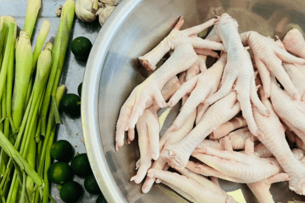 Chân gà ngâm muối và rượu trắng cho sạch mùi, rửa lại, cắt móng và chặt đôi