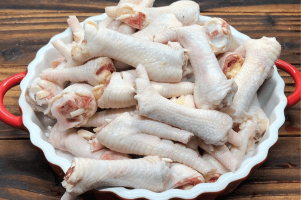 Chân gà luộc vừa chín, ngâm đá giúp giòn dai hấp dẫn