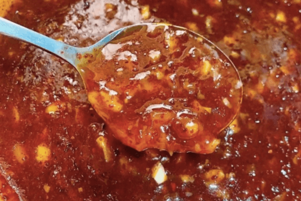 Làm xốt trộn cóc để hoàn thiện hương vị của món ăn "quốc dân"