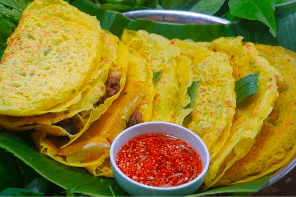 Bánh Xèo Củ Hủ Dừa Bảy Tới – quán ăn ngon Cần Thơ gây ấn tượng bởi bánh xèo giòn rụm, nhân củ hủ dừa lạ miệng