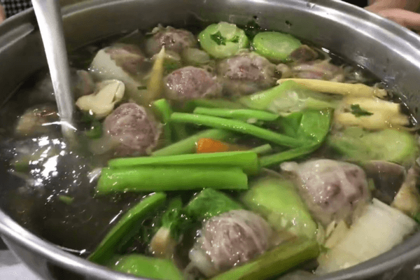 Lẩu Bò Đùm Cây Trứng Cá gắn liền món lẩu bò đùm trứ danh, khách địa phương lẫn du lịch yêu thích