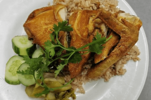 Cơm Gà Cẩm Ký lâu năm với gà chiên giòn, cơm vàng thơm, hương vị gia truyền được thực khách yêu thích