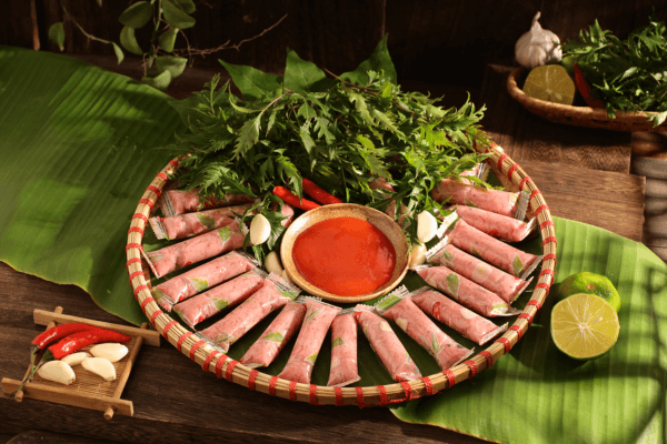 Nem chua gói lá xanh mướt, chua nhẹ cay cay đúng vị