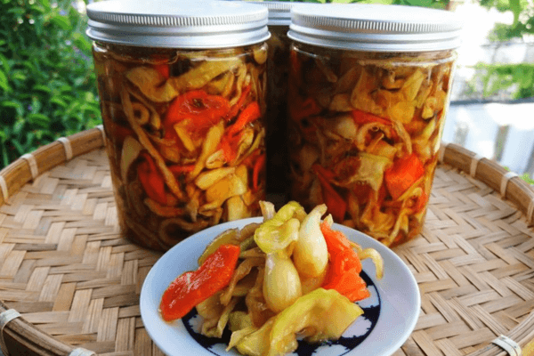 Dưa món mang lại hương vị hài hòa, giúp cân bằng vị giác khi ăn 