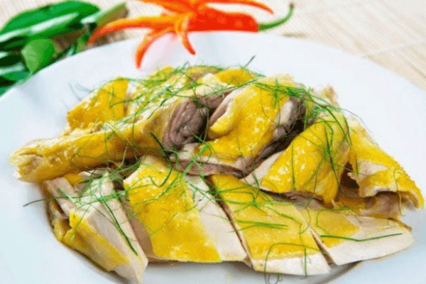 Gà luộc lá chanh vàng óng, dậy hương thơm ngày Tết