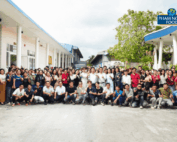 Ban lãnh đạo chụp ảnh lưu niệm cùng tập thể công nhân viên nhân dịp khai trương đầu năm Bính Ngọ 2026 tại PHAM NGHIA FOOD