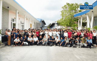 Ban lãnh đạo chụp ảnh lưu niệm cùng tập thể công nhân viên nhân dịp khai trương đầu năm Bính Ngọ 2026 tại PHAM NGHIA FOOD