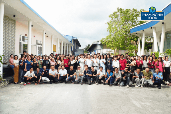 Ban lãnh đạo chụp ảnh lưu niệm cùng tập thể công nhân viên nhân dịp khai trương đầu năm Bính Ngọ 2026 tại PHAM NGHIA FOOD