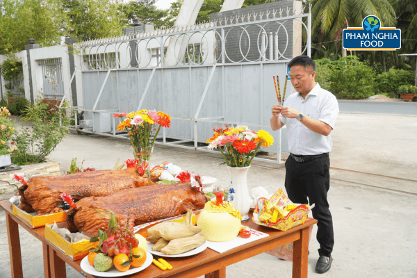 Ông Phạm Trọng Nghĩa – Tổng Giám đốc PHAM NGHIA FOOD – thực hiện nghi thức thắp hương trong lễ khai trương đầu năm Bính Ngọ 2026