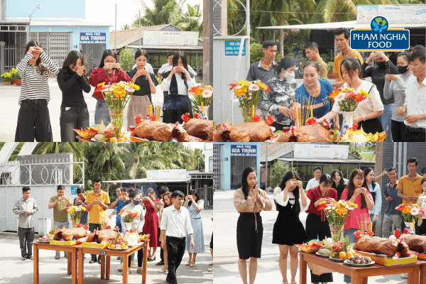 Công nhân viên nhà Phạm Nghĩa lần lượt thắp hương, cầu mong một năm mới thành công, thắng lợi