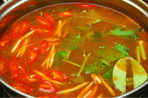 Nước dùng chua cay hài hòa cho cách nấu lẩu thái thêm tròn vị