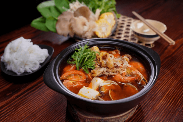 Thành phẩm lẩu Thái vàng cam hấp dẫn, vị chua cay hài hòa, bất kỳ ai cũng mê