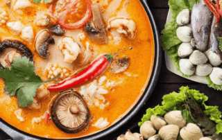 Nhúng hải sản và rau tươi vào nồi lẩu đang sôi lăn tăn để cảm nhận trọn vẹn lẩu Thái tom yum chua cay hấp dẫn