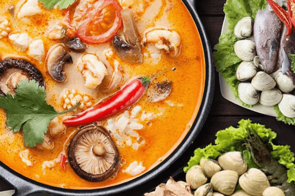 Nhúng hải sản và rau tươi vào nồi lẩu đang sôi lăn tăn để cảm nhận trọn vẹn lẩu Thái tom yum chua cay hấp dẫn