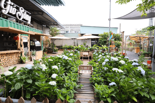 Tiệm Cà Phê Gió Sông – quán cà phê view đẹp ở Cần Thơ nổi bật với không gian ngoài trời rộng rãi và sân khấu acoustic lãng mạn