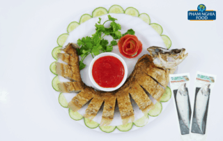 Cá Thát Lát Rút Xương Vị Tiêu Xanh Phạm Nghĩa được chế biến từ nguồn nguyên liệu chọn lọc, kết hợp giữa cá thát lát tươi và tiêu xanh nguyên hạt, mang đến hương vị đậm đà