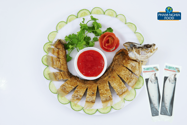 Cá Thát Lát Rút Xương Vị Tiêu Xanh Phạm Nghĩa được chế biến từ nguồn nguyên liệu chọn lọc, kết hợp giữa cá thát lát tươi và tiêu xanh nguyên hạt, mang đến hương vị đậm đà