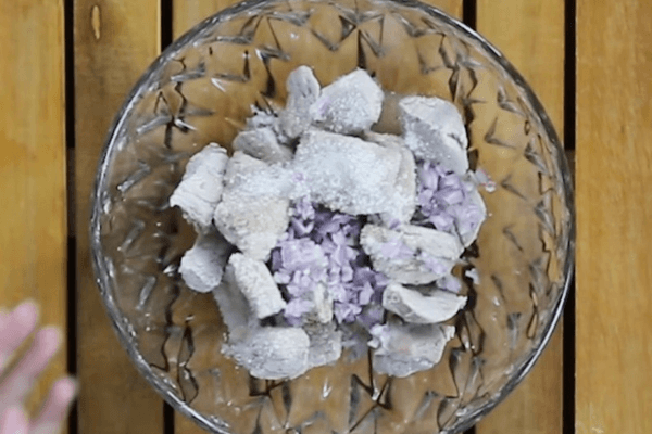 Trộn đều gia vị để thịt thấm trước khi sên chà bông