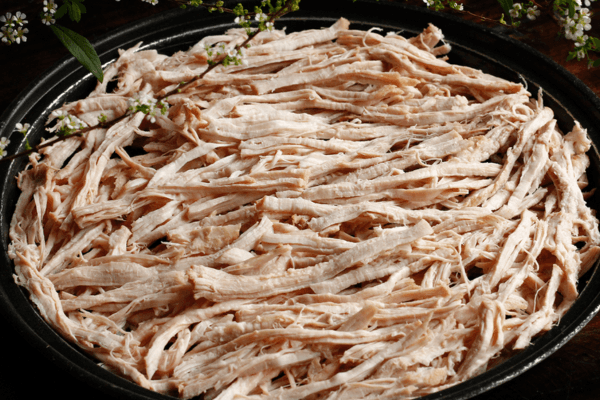 Xé thịt theo thớ giúp chà bông heo tơi xốp đẹp sợi