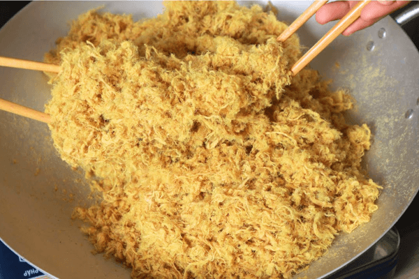 Thành phẩm sau khi hoàn thành là mẻ chà bông heo có màu vàng nhạt, sợi tơi và thơm