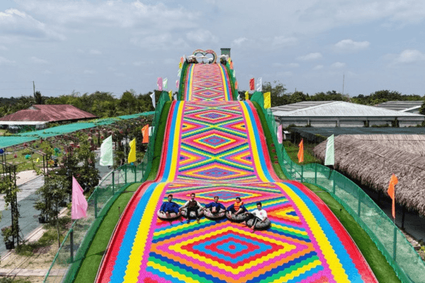 Du khách trải nghiệm trò chơi mới tại khu du lịch Cần Thơ Mỹ Khánh