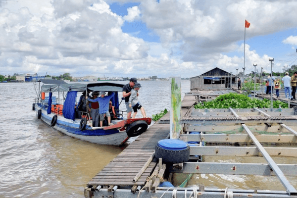 Du khách tham quan các bè nuôi cá tại Cồn Sơn