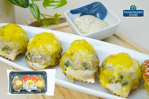 Sản phẩm được phủ lớp phô mai béo thơm bên trên; khi chế biến, phô mai tan chảy mềm mịn, lan tỏa hương thơm hấp dẫn và tăng thêm độ béo ngậy cho món ăn