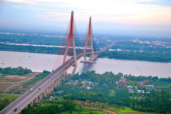 Cầu Cần Thơ có tổng chiều dài toàn tuyến khoảng 15,85 km, trong đó phần cầu chính dài khoảng 2,75 km